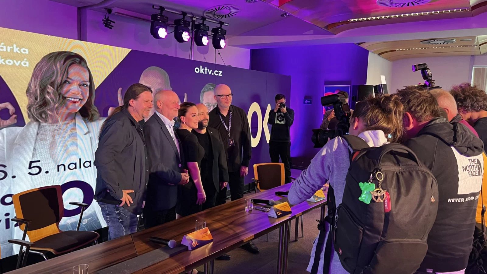 Manažerský tým OK TV, zleva stage designer Martin Hruška, poradce generálního ředitele Jiří Balvín, manželé Kaiserovi a PR manažer stanice René Kekely. Generální ředitel na tiskové konferenci z rodinných důvodů chyběl.