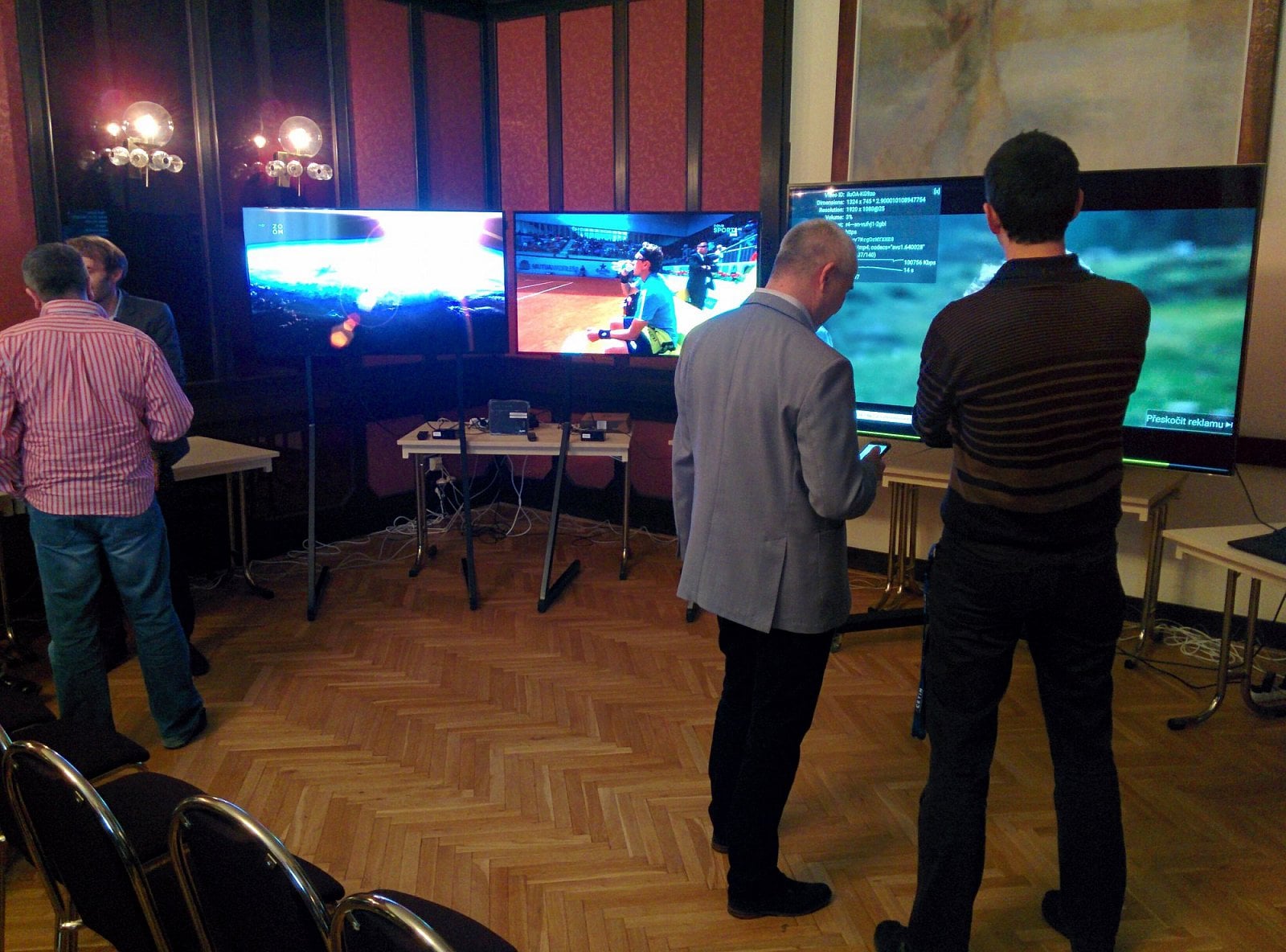 Demonstrace přenosu na třech linkách a třech obrazovkách.