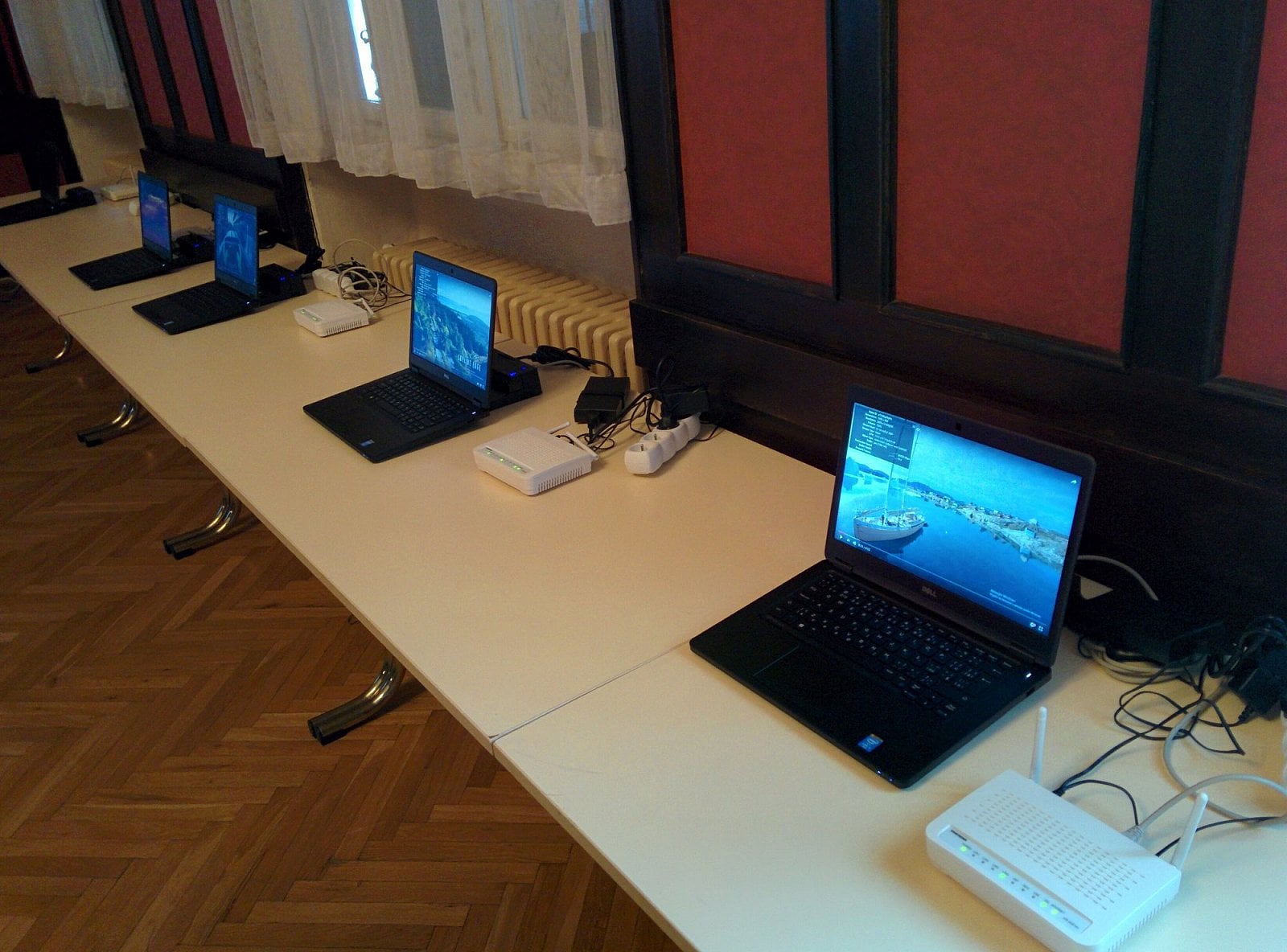 Testovací počítače, každý má svůj modem a svou VDSL2 linku s vectoringem.