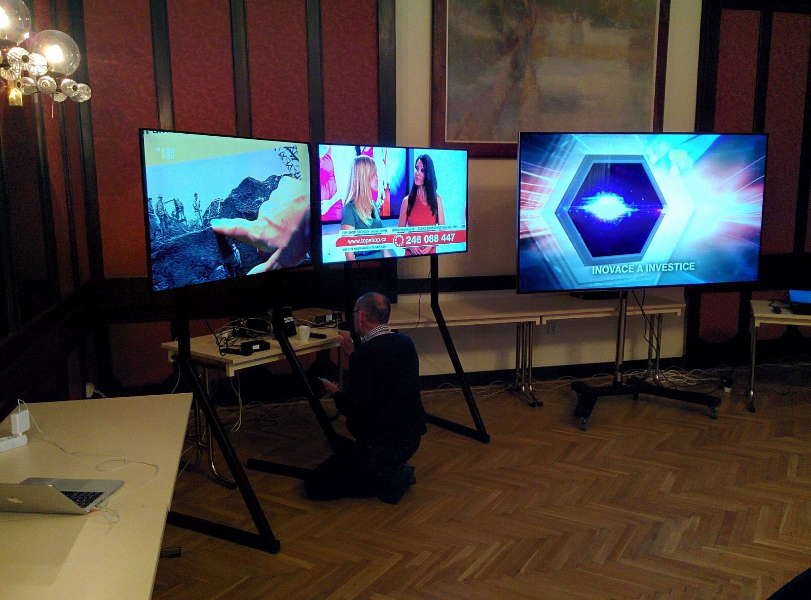 Dvě obrazovky vlevo jsou HD, třetí je 4K.