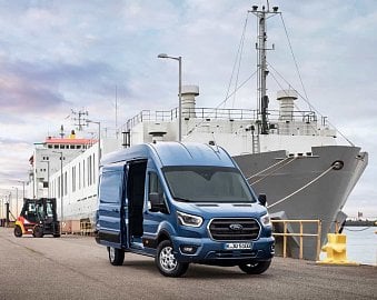 Der neue Ford Transit feiert auf der Internationalen Automobil-Ausstellung (IAA) für Nutzfahrzeuge in Hannover seine Weltpremiere (Halle 13, Stand-Nummer C 74). Die größte der vier europäischen Nutzfahrzeug-Baureihen von Ford überzeugt unter anderem mit integrierter Konnektivität und überarbeiteten Motoren, die nun um bis zu sieben Prozent sparsamer sind als die bisherigen Triebwerke. Hinzu kommt erstmals in der über 50-jährigen Historie der Transporter-Legende eine mHEV-Version (mHEV = mild Hybrid Electric Vehicle), also eine Mild-Hybrid-Dieselvariante, die speziell in Start-Stopp-Situationen wie im innerstädtischen Einsatz eine Kraftstoffersparnis von weiteren acht Prozent ermöglicht. Weiterer Text über ots und www.presseportal.de/nr/6955 / Die Verwendung dieses Bildes ist für redaktionelle Zwecke honorarfrei. Veröffentlichung bitte unter Quellenangabe: "obs/Ford-Werke GmbH"