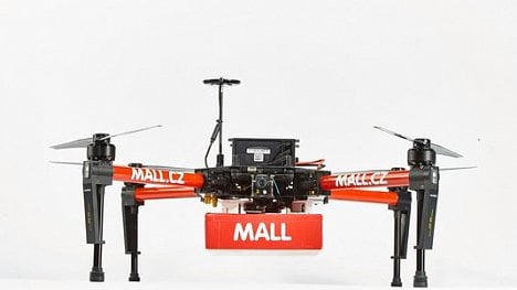 Náhledový obrázek - Poprvé v Česku: Mall.cz doručil zásilku letecky dronem