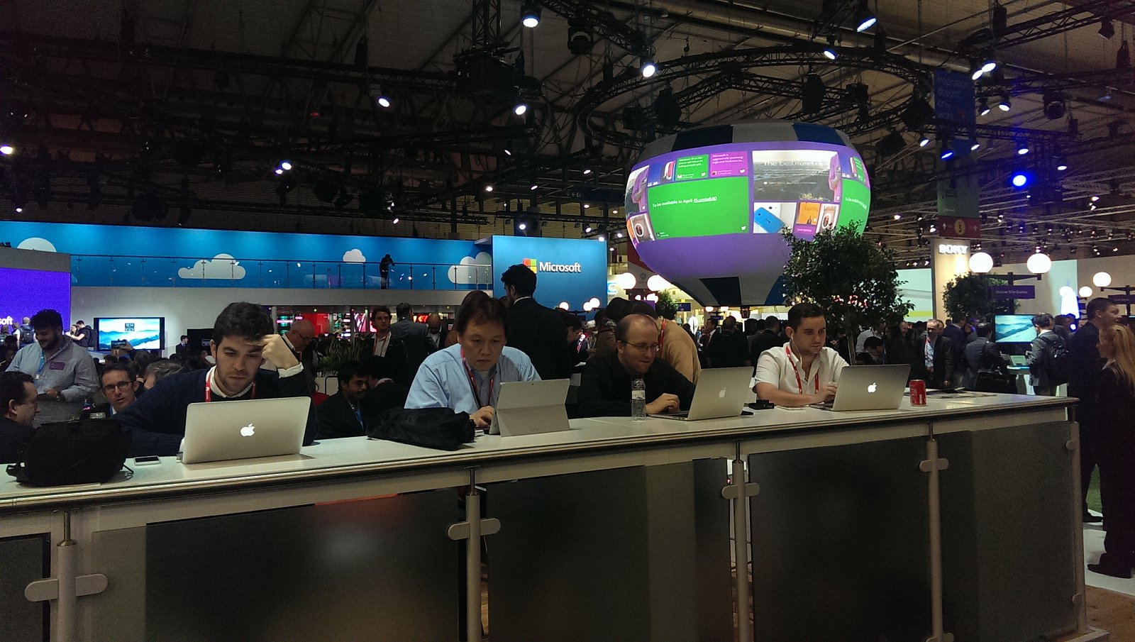 Ačkoliv Microsoft bojuje statečně, mezi novináři zatím pořád vede Apple.