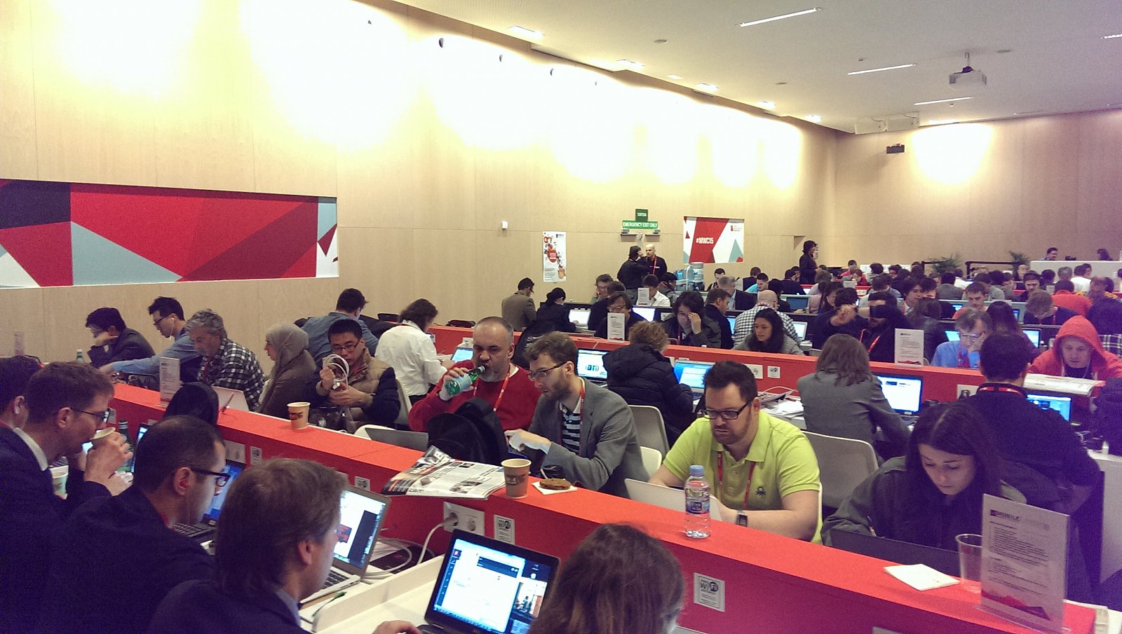 Press centrum je jako tradičně beznadějně naplněné.