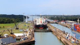 Loď plující Panamským kanálem