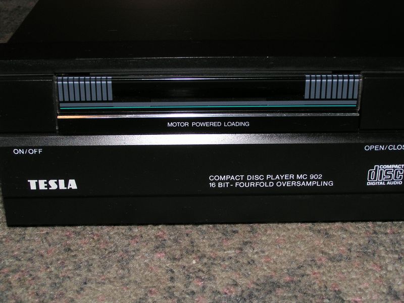 Na tuzemském trhu se postupně začaly objevovat i první přehrávače tuzemské provenience. Jednalo se o modely Tesla MC900, 901 a následně 902 sestavované v Litovli zprvu z dovezených součástek vyrobených společností Philips. Jejich cena ale byla na tehdejší poměry astronomická. V roce 1989 se prodávaly za necelých 10 tisíc Kčs. Není tak divu, že se nepodařilo splnit plány, které počítaly do roku 1990 s prodejem 100 tisíc CD přehrávačů ročně. Ve skutečnosti se v roce 1989 prodalo v Československu jen zhruba 3 tisíce kusů.
