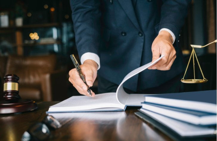 Na zneplatněných úvěrech vyrostl nový byznys. Spotřebitelé za pomoc zbytečně platí tučné odměny