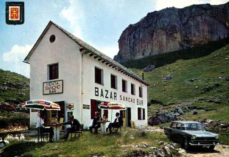 Pohlednice z poloviny šedesátých let představuje horský hotel, veselou společnost a samozřejmě Seat 1500, hodící se k této společenské třídě