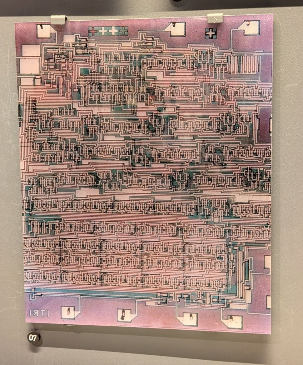 Začalo to v roce 1976, kdy byl navržen první komerční integrovaný obvod navržený tchajwanskou institucí Industrial Technology Research Institute (ITRI EIRC). Na obrázku je digitální reprint.
