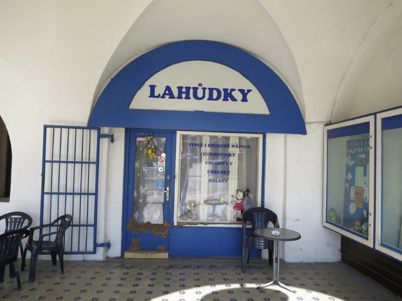 SZPI uložila zákaz užívání prostor pro část provozovny – chodby. Inspektoři v této části zjistili skladování nebalených cukrářských a lahůdkářských výrobků v otevřených přepravkách, přičemž prostor byl zaprášený a nebyl zabezpečený před pronikáním hlodavců.