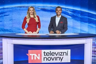 Lucie Borhyová a Rey Koranteng, u diváků Novy stabilně nejoblíbenější moderátorská dvojice Televizních novin.