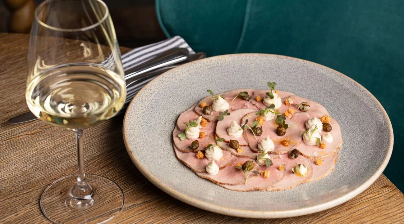 Druhou možností je předkrm Vitello Tonnato, tohle jídlo najdete v nabídce restaurací po celé Itálii. Je to výtečná specialita s neobvyklou kombinací masa a ryby