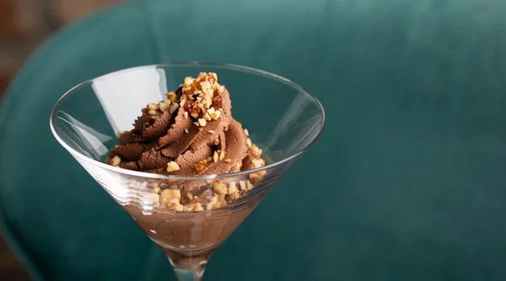 Čokoládový mousse s lískooříškovým griliášem, Amano