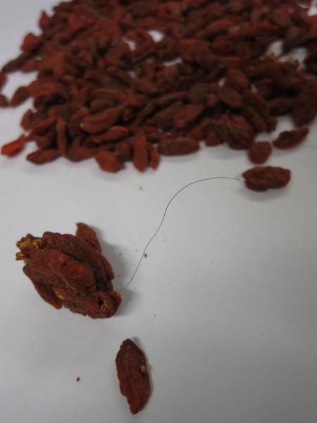 Kustovnice čínská - GOJI. Kategorie: Nebezpečné potraviny. Nevyhovující parametr: cizí těleso. Ve výrobku byla zjištěna přítomnost cizího tělesa, které připomínalo lidský vlas. Potravina se nepovažuje za bezpečnou, pokud je kontaminována cizorodými látkami. Výrobce: Ing. Bohumil Kratochvíl - IBK TRADE, Horní Cerekev. Místo kontroly: Globus ČR, k.s. Chomutov