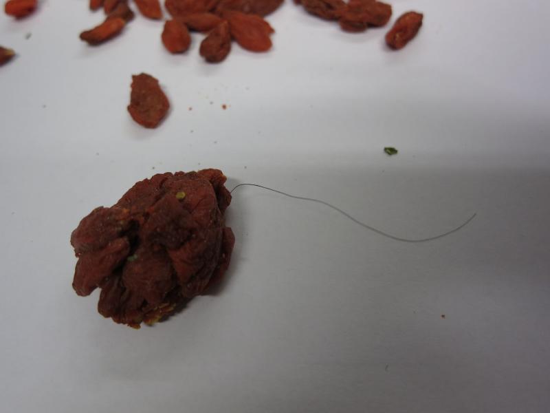 Kustovnice čínská - GOJI. Kategorie: Nebezpečné potraviny. Nevyhovující parametr: cizí těleso. Ve výrobku byla zjištěna přítomnost cizího tělesa, které připomínalo lidský vlas. Potravina se nepovažuje za bezpečnou, pokud je kontaminována cizorodými látkami. Výrobce: Ing. Bohumil Kratochvíl - IBK TRADE, Horní Cerekev. Místo kontroly: Globus ČR, k.s. Chomutov