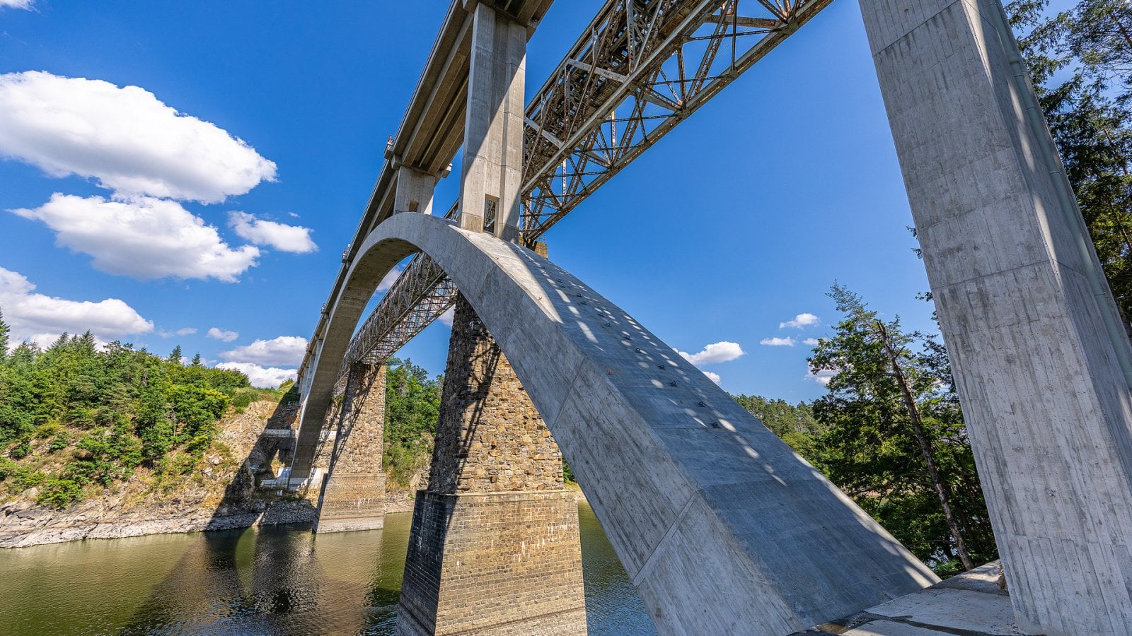 Schwarzenberský železniční most v Červené nad Vltavou
