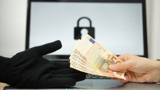 osoba dává peníze počítačovému hackerovi za dešifrování souborů, koncept počítačového ransomwaru