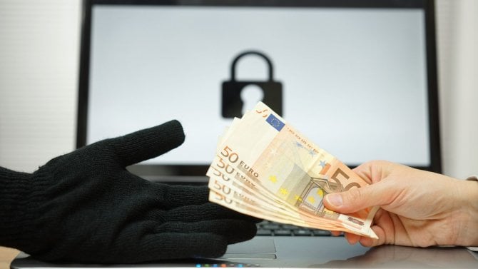 osoba dává peníze počítačovému hackerovi za dešifrování souborů, koncept počítačového ransomwaru