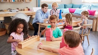 Náhledový obrázek - Montessori metoda vede k soustředěné motivaci a pozitivnímu postoji k chybám. V čem spočívají principy výuky?