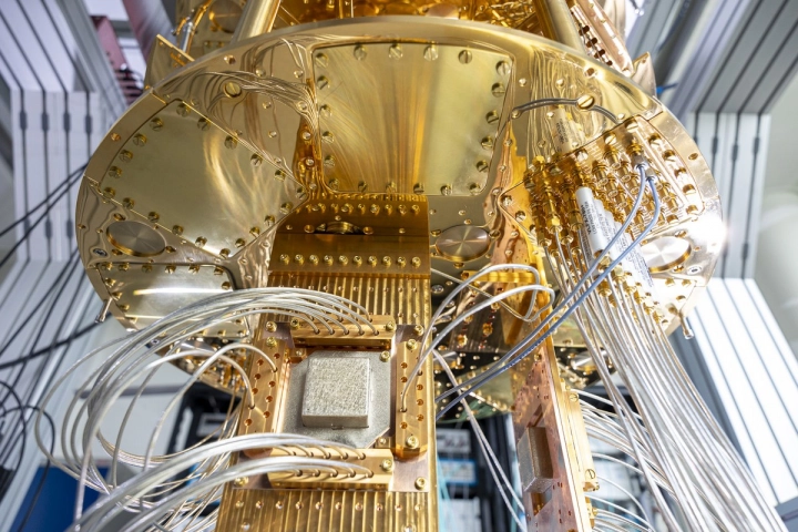 Autor: J?lich Research Center Prototyp supravodivého kvantového počítače v rámci projektu QSolid