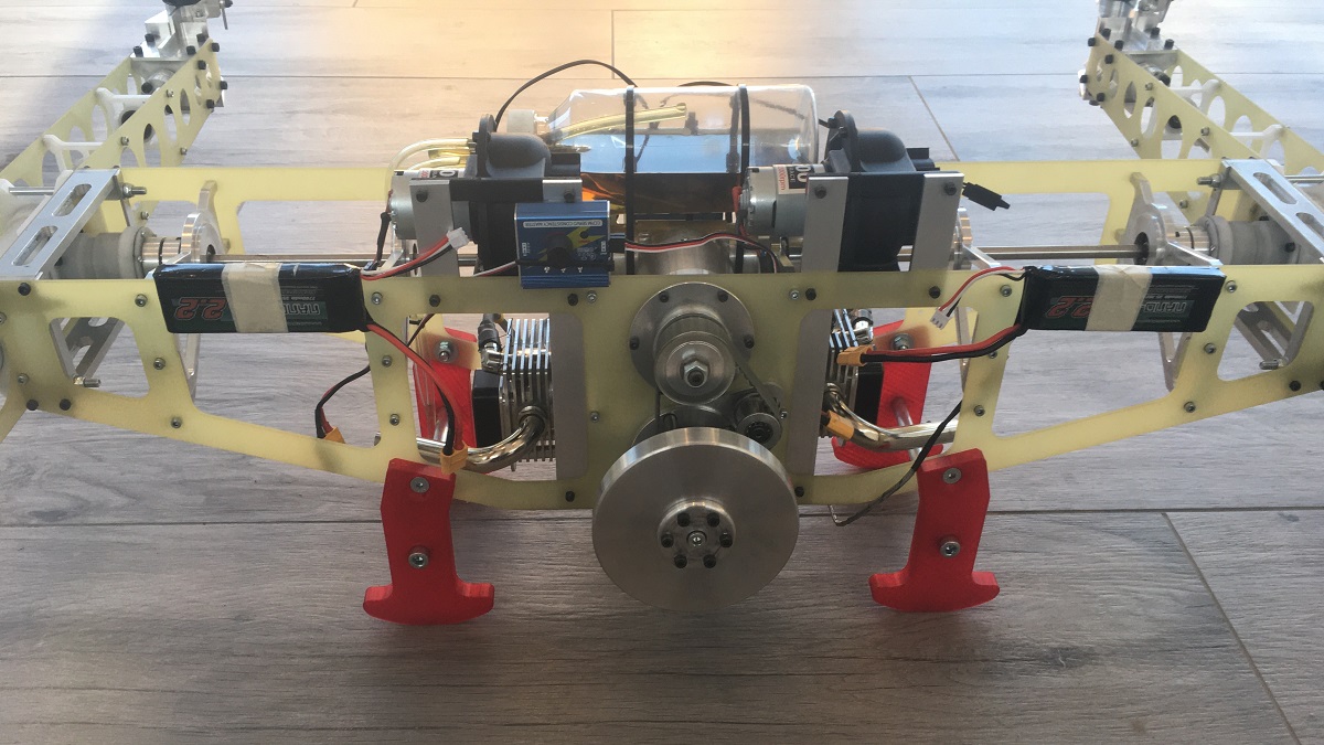 Dron se čtyřtaktním motorem vydrží ve vzduchu až 3 hodiny.