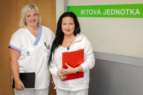 PhDr. Vladěna Jaremová (na fotografii vpravo) z Centra pro kognitivní poruchy
Neurologické kliniky FNO a LF OU a zdravotní sestra Svatava Dvořáková z Iktové jednotky FN Ostrava.