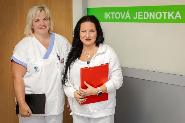 PhDr. Vladěna Jaremová (vlevo) z Centra pro kognitivní poruchy
Neurologické kliniky FNO a LF OU a zdravotní sestra Dvořáková z Iktové jednotky FN Ostrava.