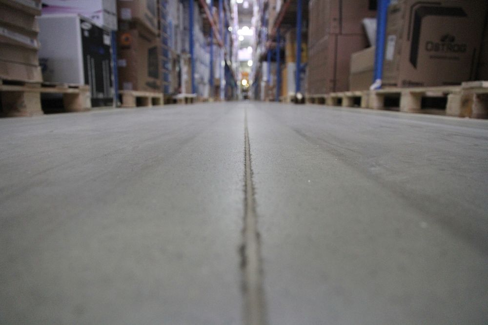 Poměrně vysokou rychlostí se mezi regály pohybuje díky indukčnímu navádění. Bezpečnost zajišťuje kabel umístěný pod podlahou. Jakmile na něj vozík najede, nemůže s ním obsluha uhnout do strany. RFID čipy umístěné na koncích regálů zase zajistí automatické zpomalení.