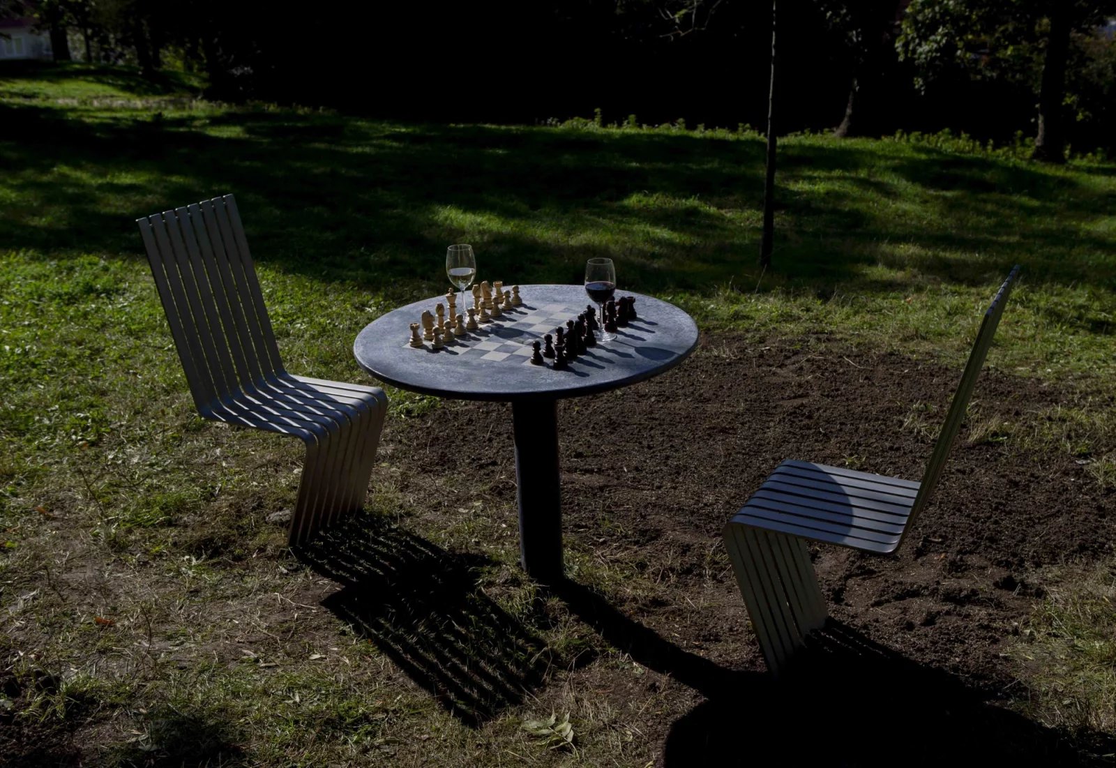 Šachový stolek, autor architekt Petr Štefek, město Mikulov, Kovo Prokeš (lavičky)