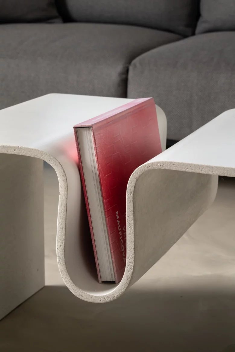 Kniha v konferenčním stolku