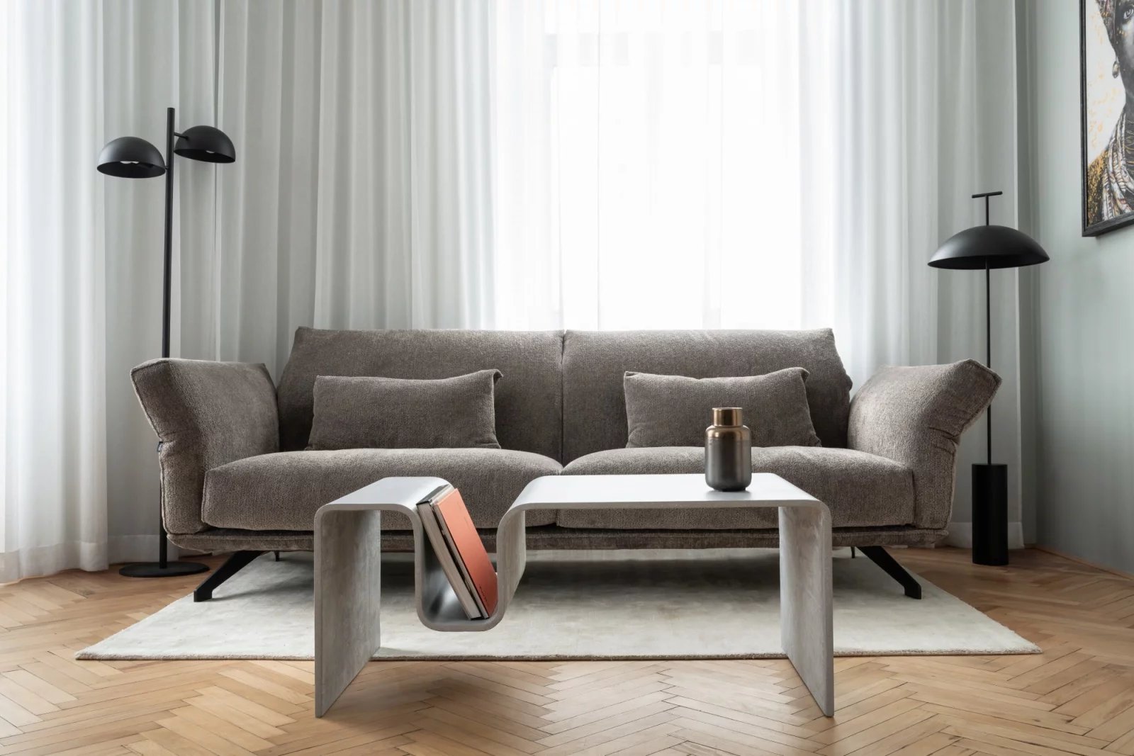 Konferenční stolek v prostoru