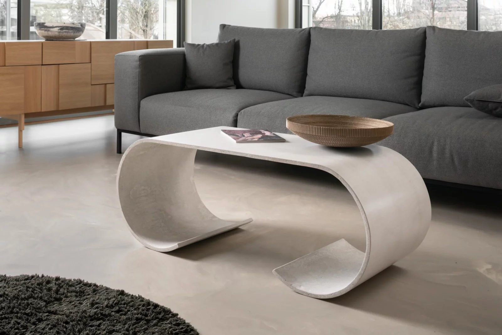 Další model konferenčního stolku z ohýbaného betonu