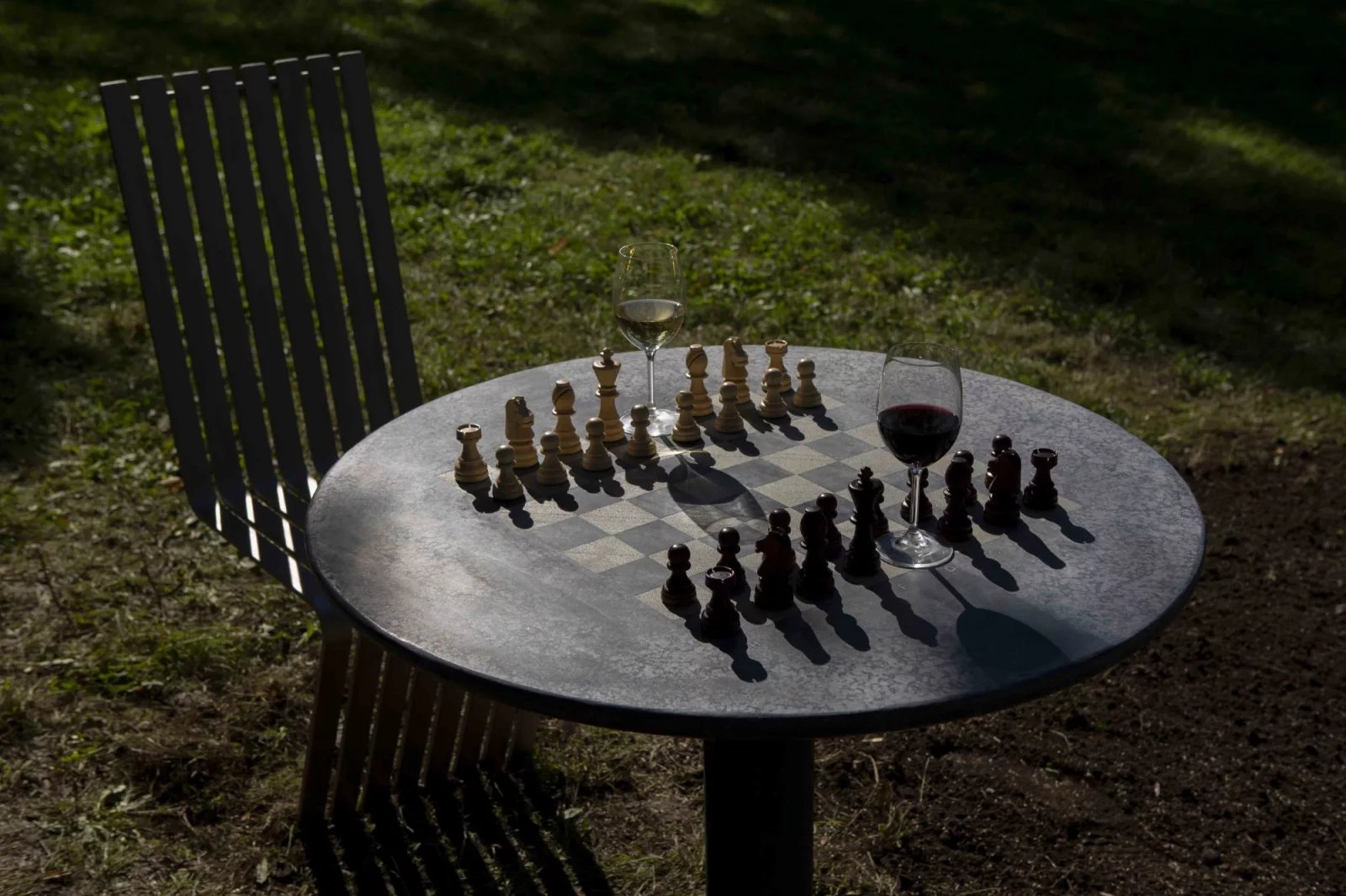 Šachový stolek, autor architekt Petr Štefek, město Mikulov, Kovo Prokeš (lavičky)