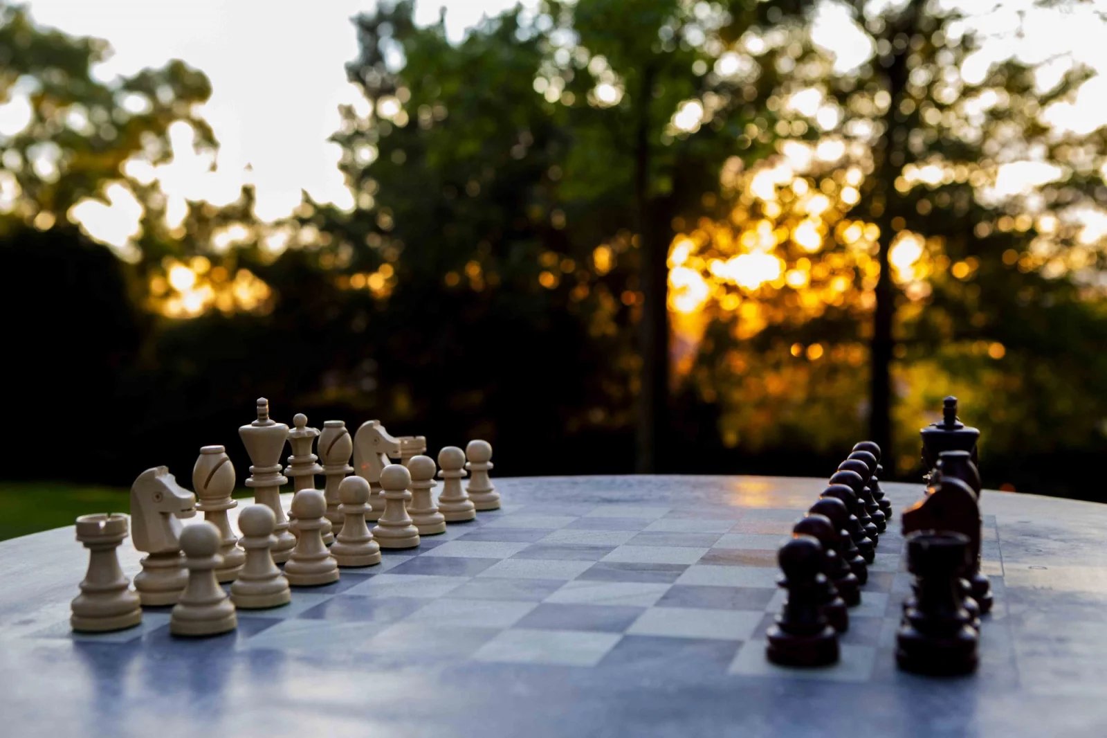 Šachový stolek, autor architekt Petr Štefek, město Mikulov, Kovo Prokeš (lavičky)