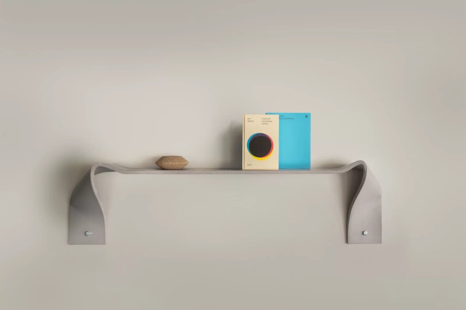 Polička z ohýbaného betonu