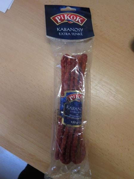 21 nálezů v kategorii falšovaných potravin. Na obale výrobku bylo uvedeno: "100g kabanosů bylo vyrobeno ze 143g vepřového masa a 14g hovězího masa". Laboratorní analýza však prokázala, že obsah hovězího masa byl méně než 1 g/100 g výrobku.