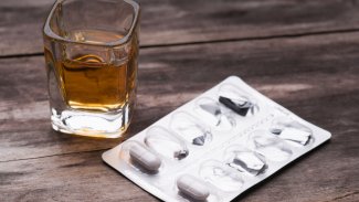 Náhledový obrázek - Antibiotika a alkohol nejsou vhodná kombinace. Další zátěž nemocného organismu je zbytečná