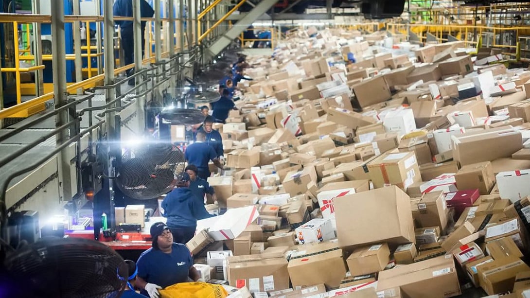 Čím dál víc lidí objednává dárky po internetu. Takže pokud ten váš nedorazil, víte, kde je.