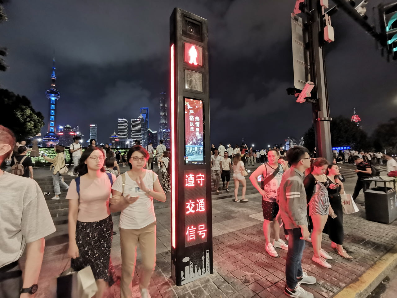 Chytrý a sledující přechod pro chodce v Šanghaji v Číně