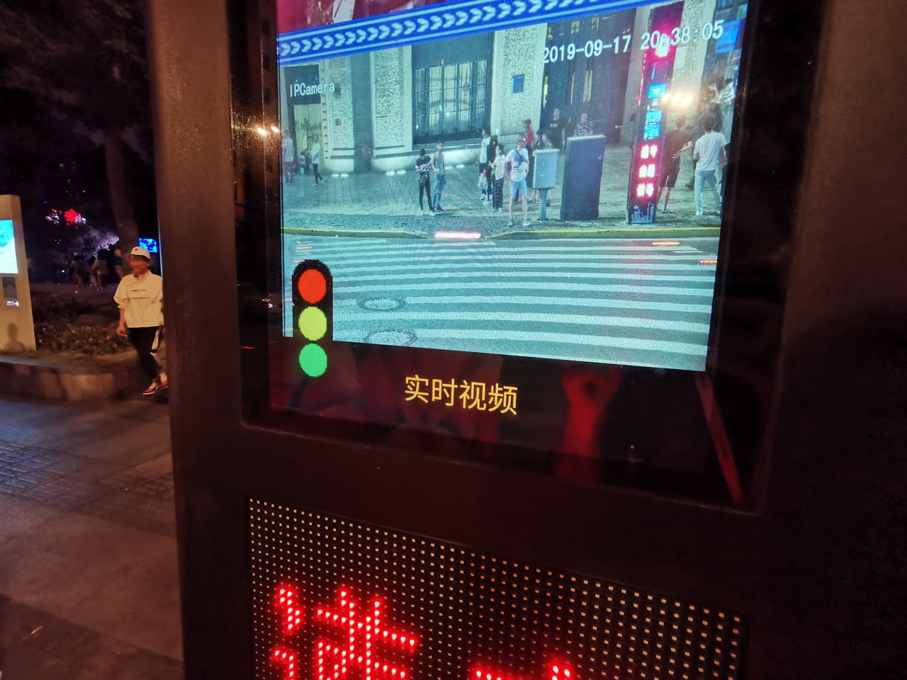 Chytrý a sledující přechod pro chodce v Šanghaji v Číně