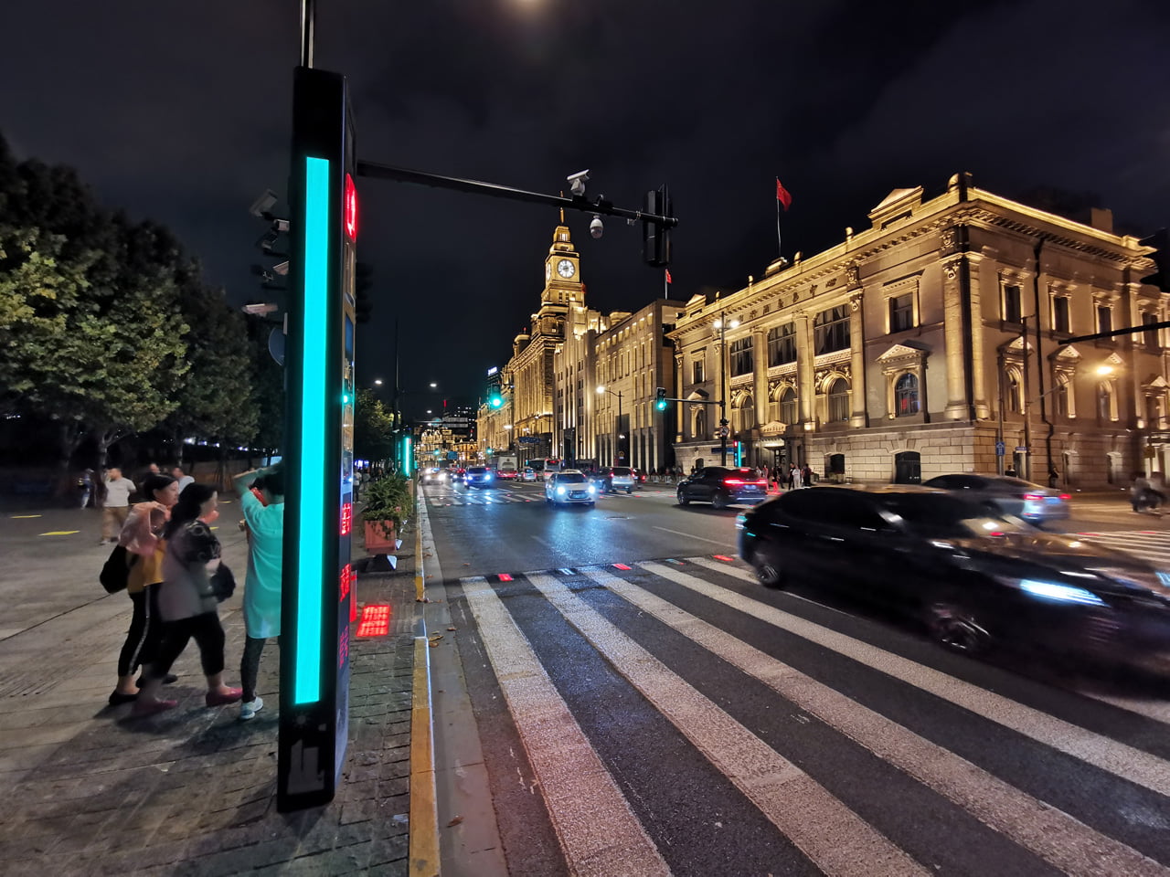 Chytrý a sledující přechod pro chodce v Šanghaji v Číně