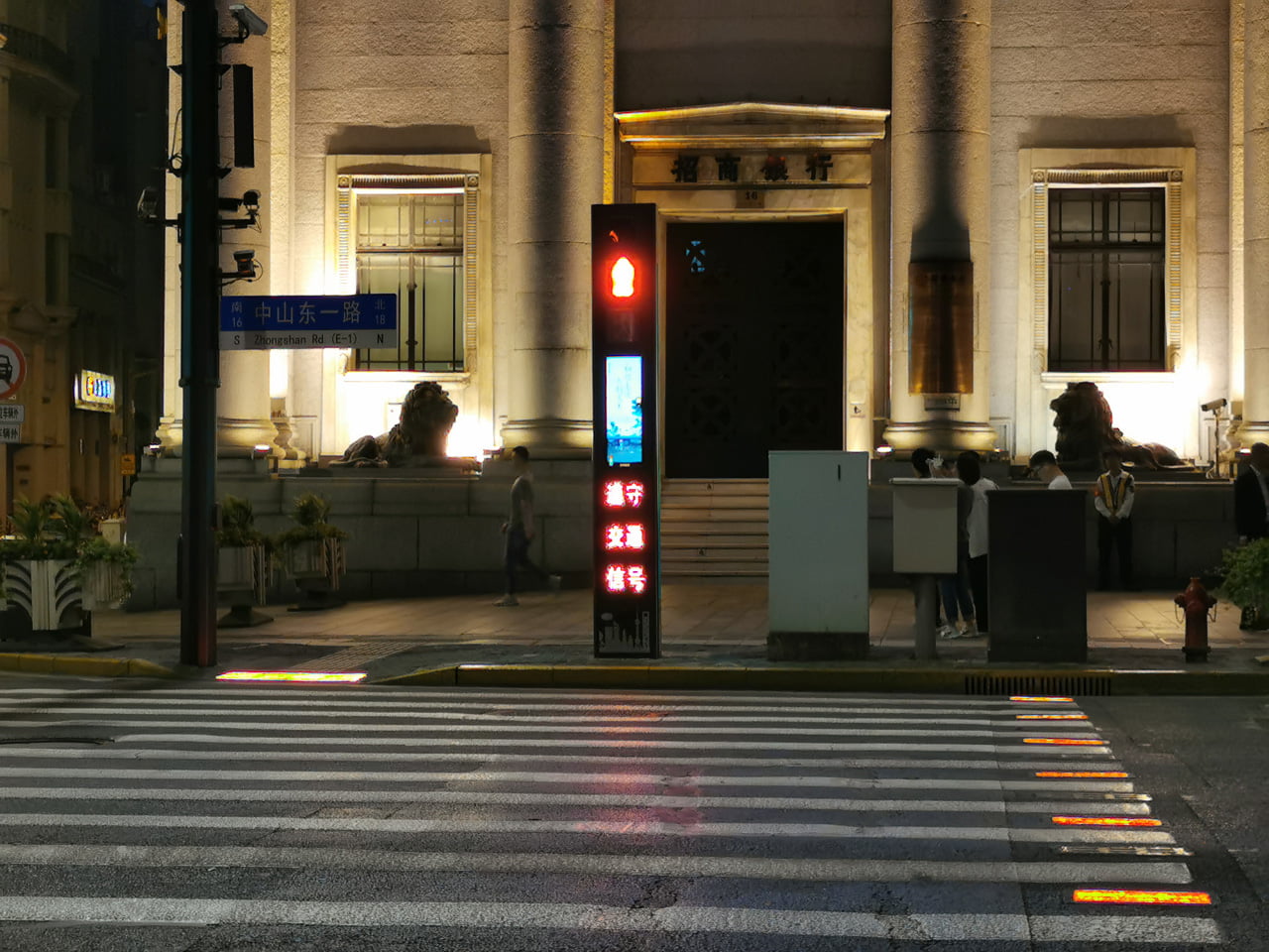 Chytrý a sledující přechod pro chodce v Šanghaji v Číně