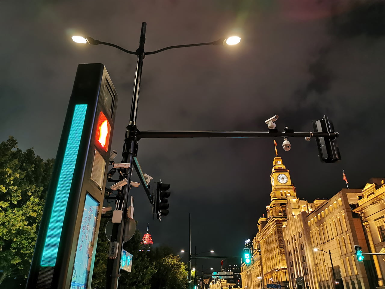 Chytrý a sledující přechod pro chodce v Šanghaji v Číně