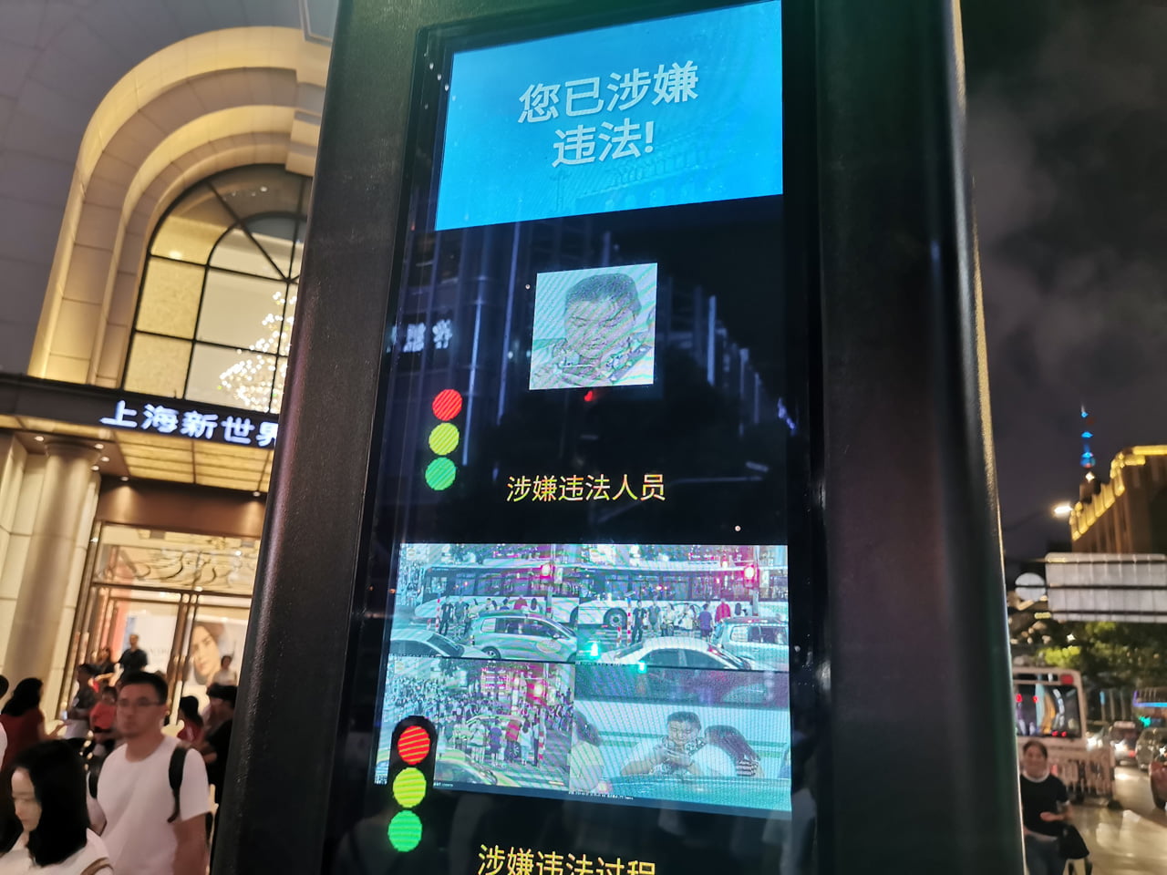 Chytrý a sledující přechod pro chodce v Šanghaji v Číně