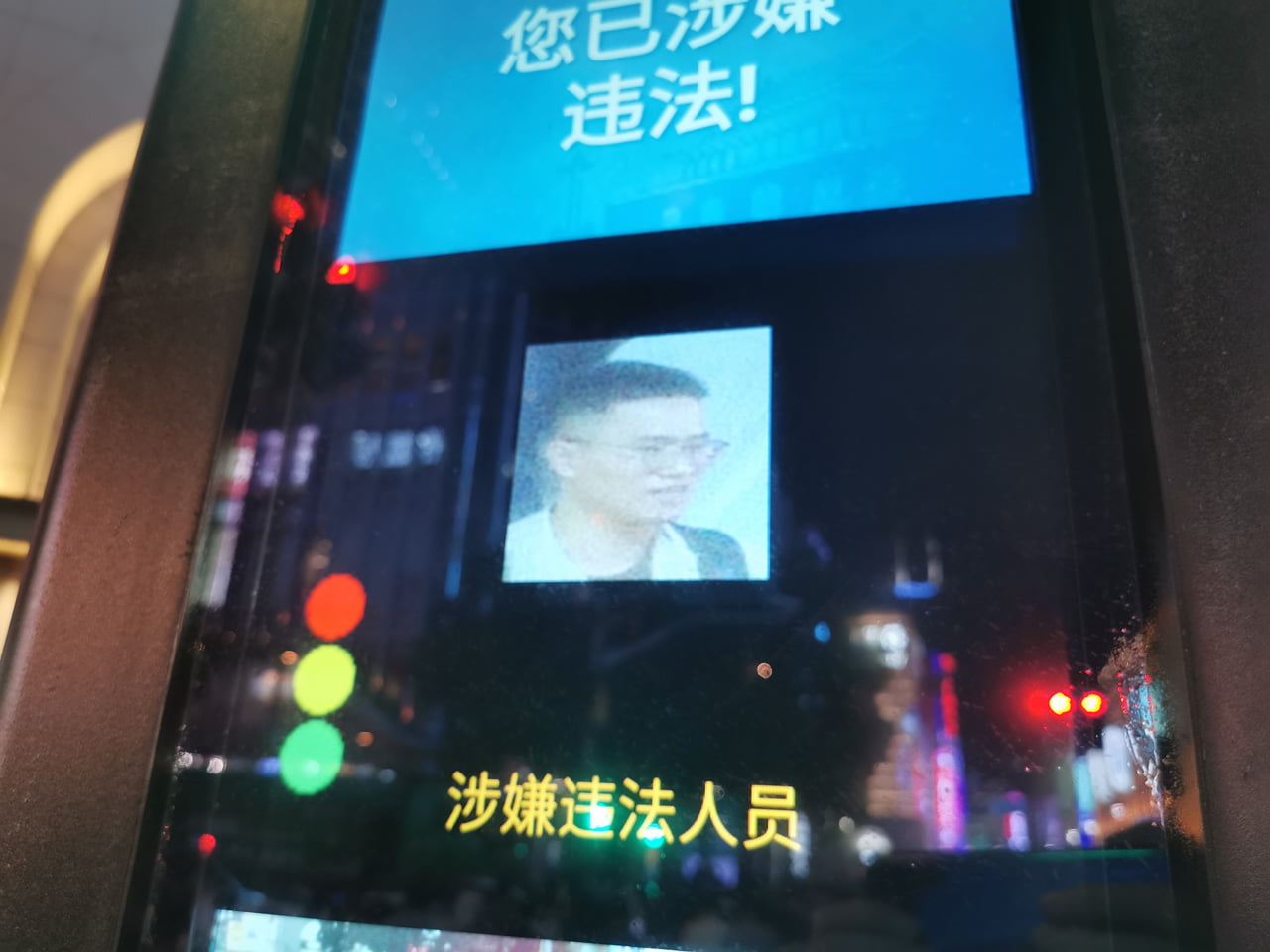 Chytrý a sledující přechod pro chodce v Šanghaji v Číně