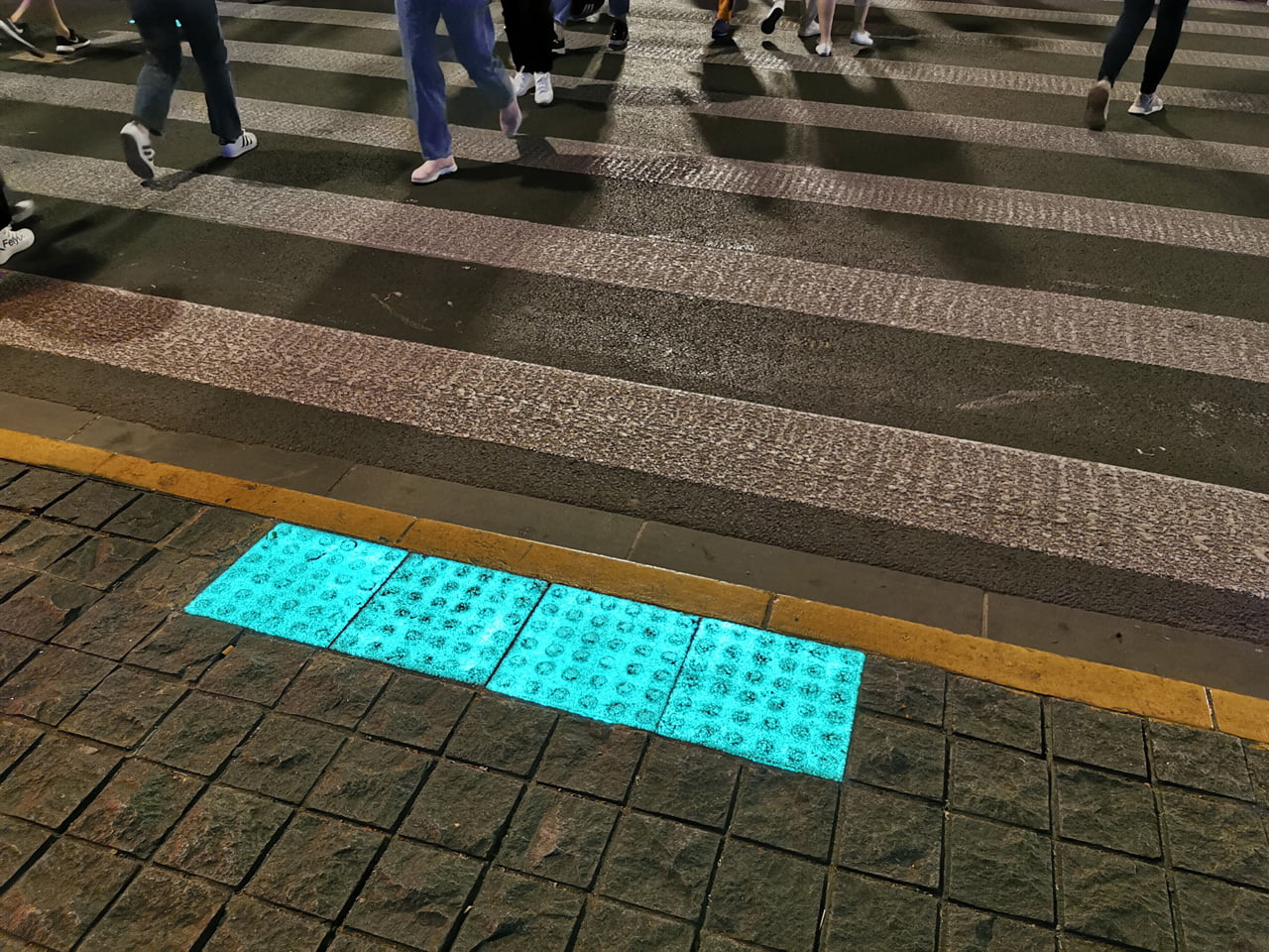 Chytrý a sledující přechod pro chodce v Šanghaji v Číně