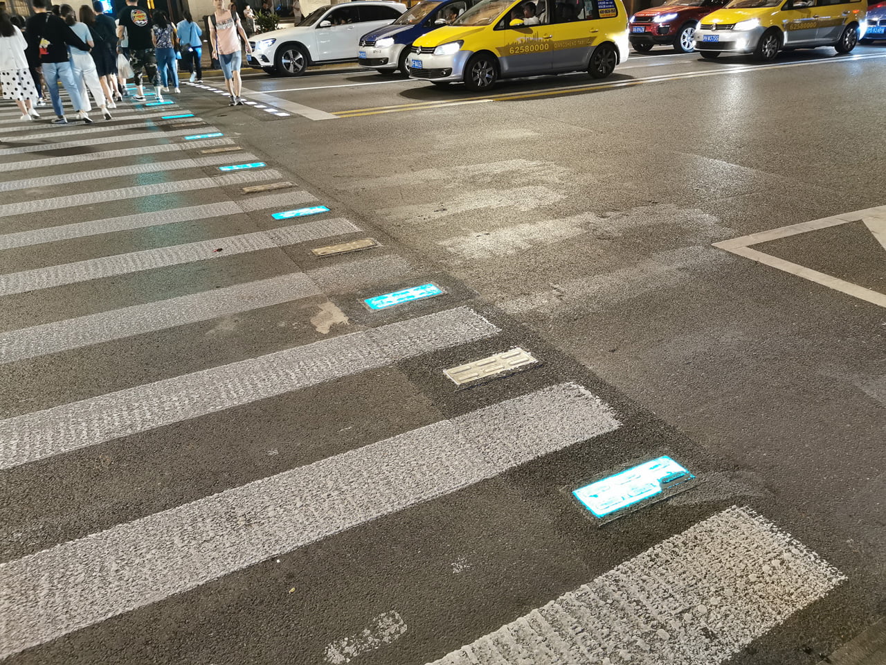 Chytrý a sledující přechod pro chodce v Šanghaji v Číně