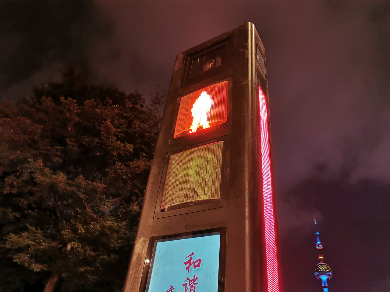 Chytrý a sledující přechod pro chodce v Šanghaji v Číně