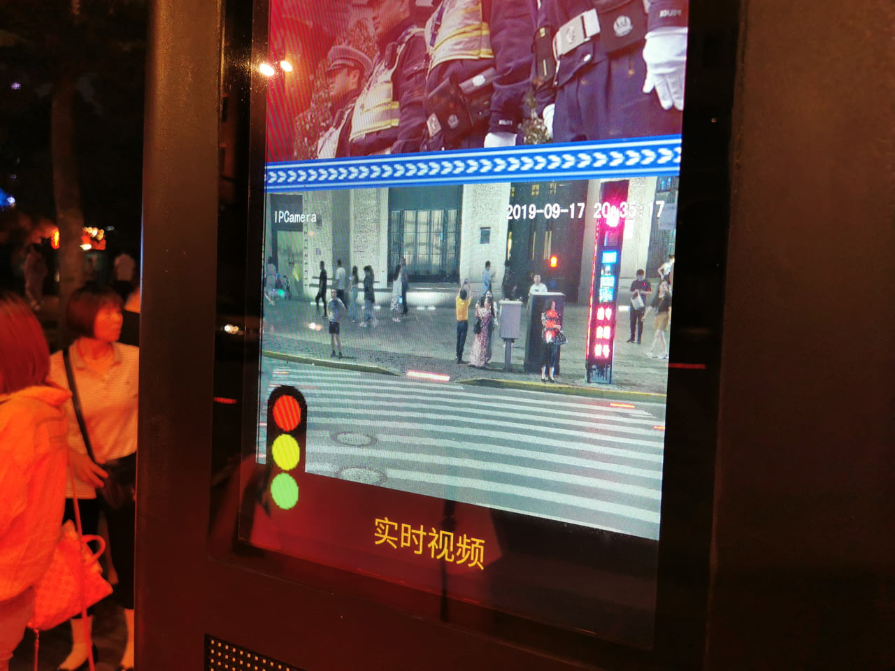 Chytrý a sledující přechod pro chodce v Šanghaji v Číně