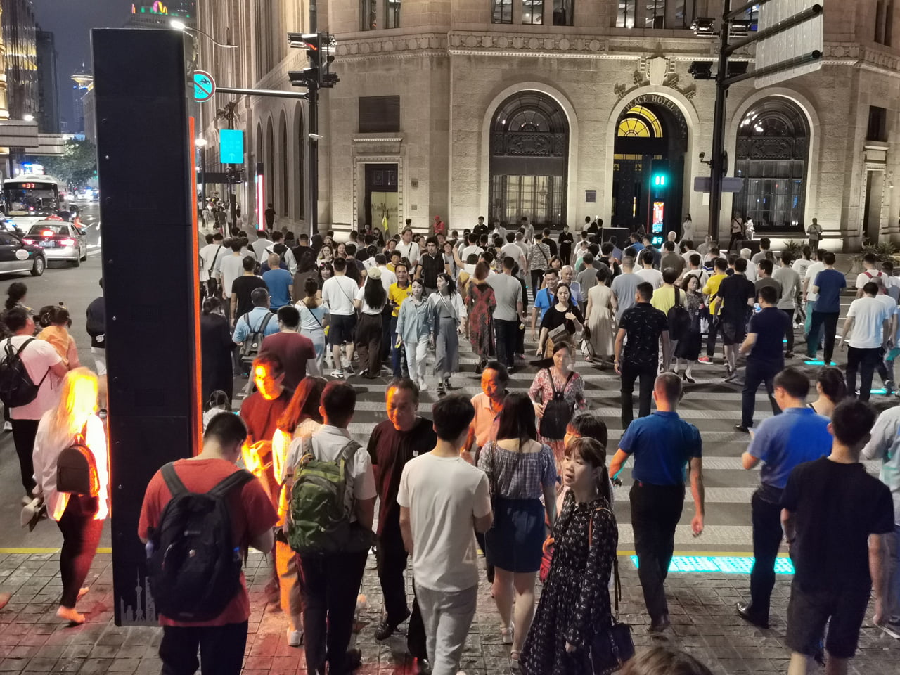 Chytrý a sledující přechod pro chodce v Šanghaji v Číně